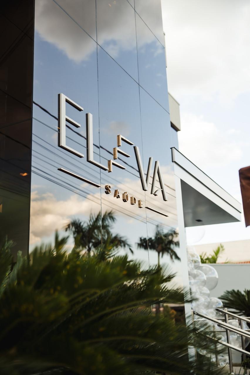 Detalhe da fachada da clínica ELEVA Saúde com letreiro em relevo